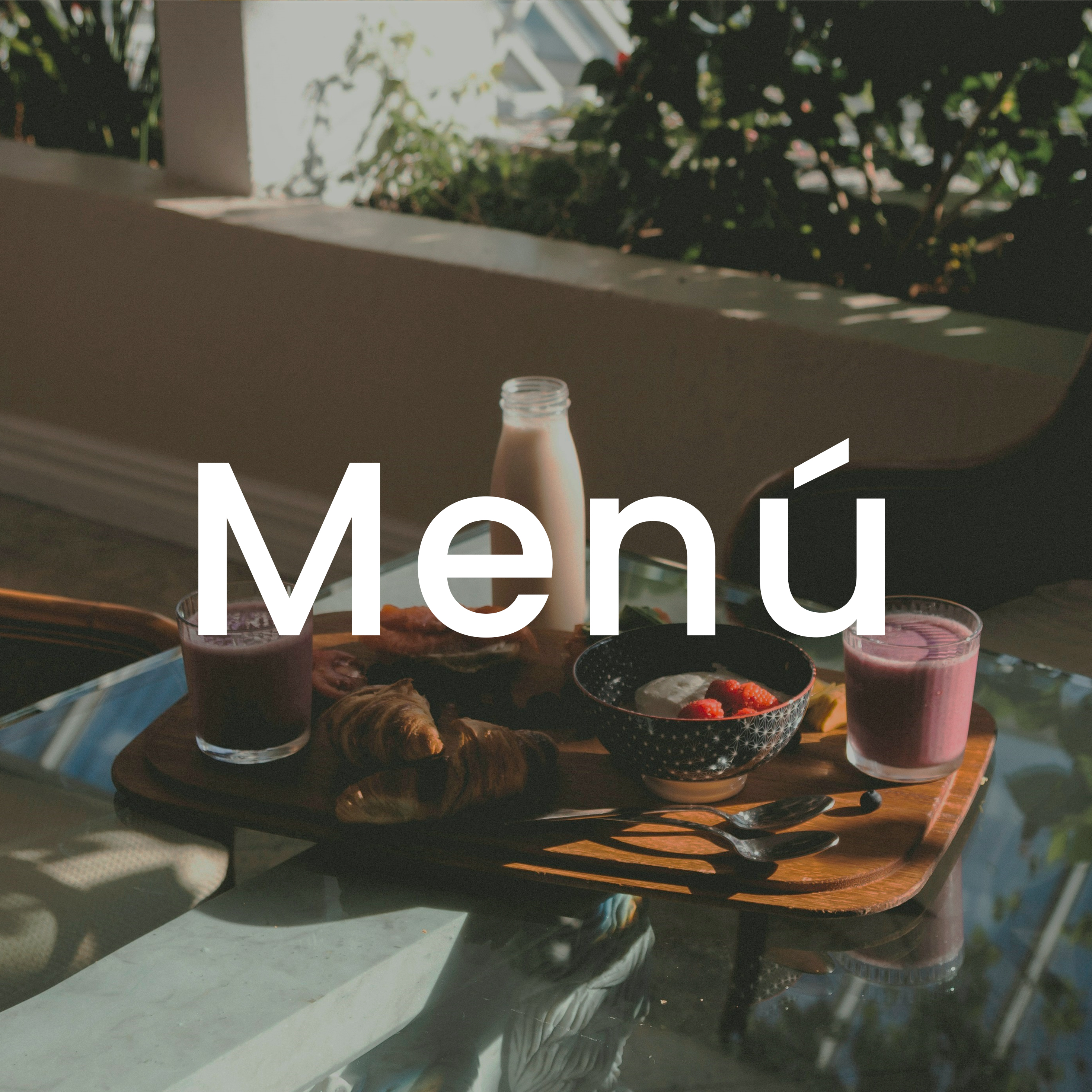 imagen de un desayuno sobre la mesa con el texto menu