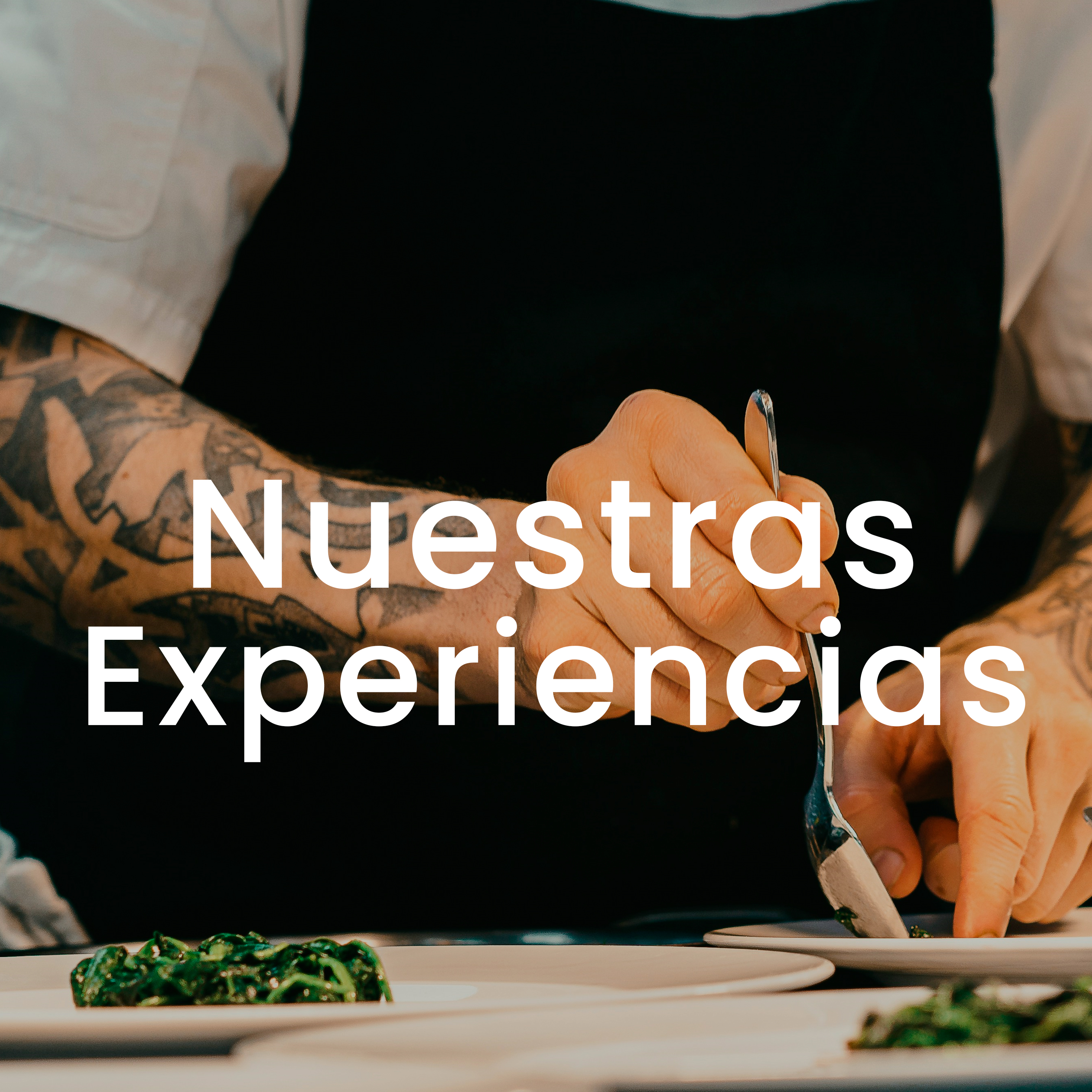 un cherf cocinado con un texto Nuestras Experiencia 