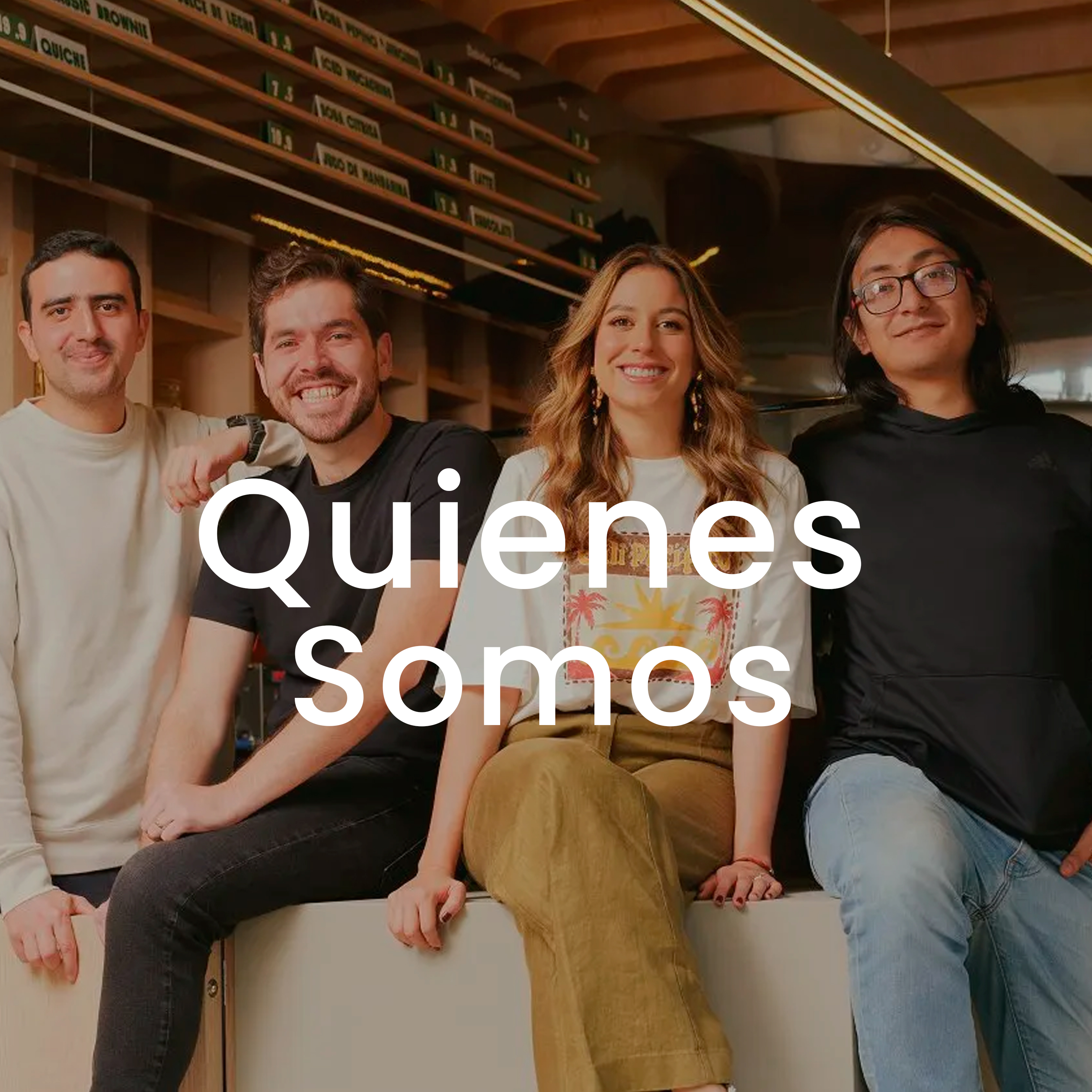 fundadores de bacu sonrreindo con el texto de Quienes Somos